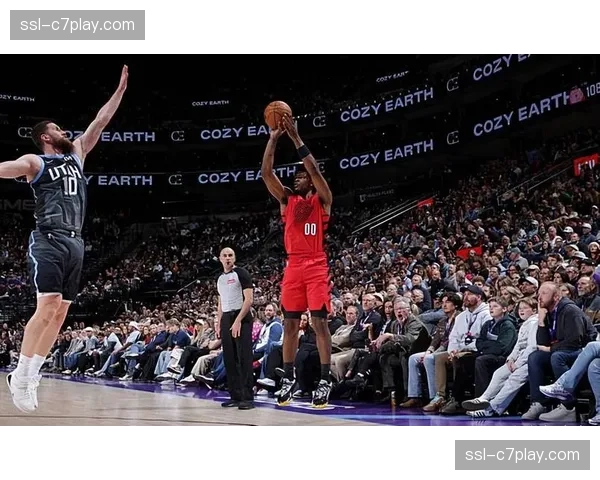 消息：开拓者队新秀亨德森因肩部脱臼，确定缺席本赛季剩余所有比赛