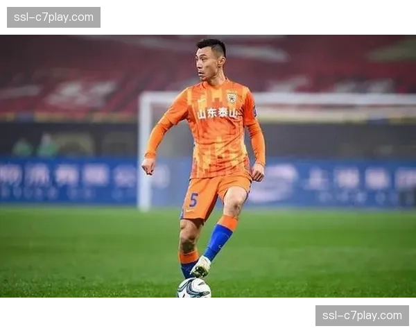 特写：泰山队长郑铮完成个人第400场中超联赛，获全场致敬。