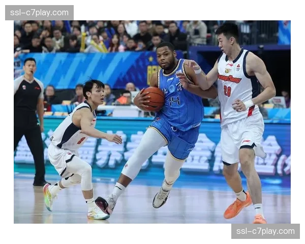 【2026年4月CBA联赛跑动强度与节奏变化·赛中·聚焦镜头特写：浙江东阳光药后卫孙铭徽在一次救球后累至抽筋