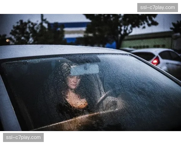 山顶视角：摄影师记录下决赛日黎明时分车手的最后准备